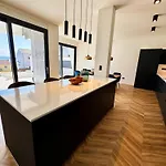Mattoli Vila *